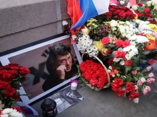 Φωτογραφία για Χιλιάδες Ρώσοι στους δρόμους στην επέτειο δύο ετών από τη δολοφονία Νεμτσόφ