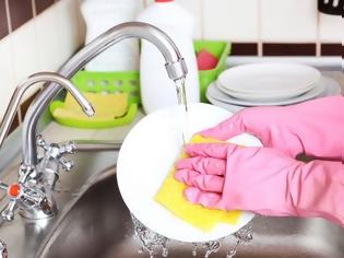 Φωτογραφία για Το λάθος που κάνεις με το πλύσιμο των πιάτων