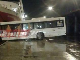 Φωτογραφία για Λιμάνι Πάτρας: Λεωφορείο βρέθηκε με την μπροστινή του όψη στη...θάλασσα- Στο σημείο όπου η πόλη έχει θρηνήσει ήδη τρεις νεκρούς - Δείτε την απίστευτη εικόνα