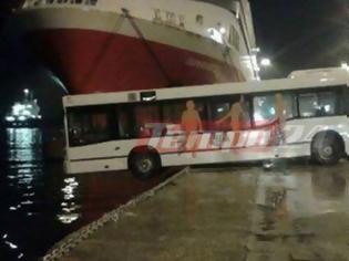 Φωτογραφία για Πάτρα: Η στιγμή που λεωφορείο κρέμεται πάνω από τη θάλασσα - Απίστευτες εικόνες στο λιμάνι