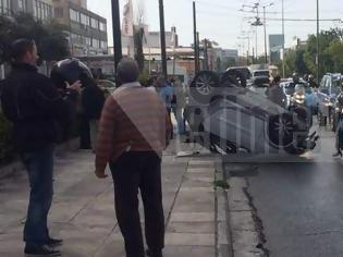 Φωτογραφία για Από θαύμα γλίτωσε 65χρονη οδηγός μετά απίστευτο τροχαίο στην Πειραιώς - Αναποδογύρισε ΙΧ