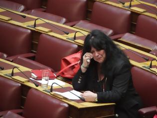 Φωτογραφία για Ξέσπασε σε κλάματα στη Βουλή, η Αννα Βαγενά -Στη συζήτηση για τη δημιουργία αποτεφρωτηρίων
