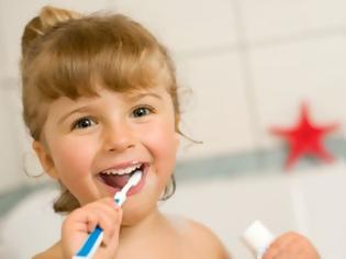 Φωτογραφία για H φθορίαση στα παιδιά: Τι να προσέχουν οι γονείς με την οδοντόκρεμα