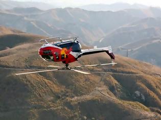 Φωτογραφία για Πιλότος κάνει απίστευτα κόλπα με ελικόπτερο φλερτάρωντας με το θάνατο! [video]