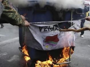 Φωτογραφία για Οργισμένοι οι αγρότες έκαψαν σημαία του ΣΥΡΙΖΑ