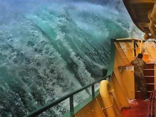 Φωτογραφία για «Μάχη» σκάφους με τα κύματα στην Αυστραλία που κόβει κυριολεκτικά την ανάσα!