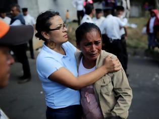 Φωτογραφία για Ασύλληπτη τραγωδία! 22 κοριτσάκια κάηκαν ζωντανά