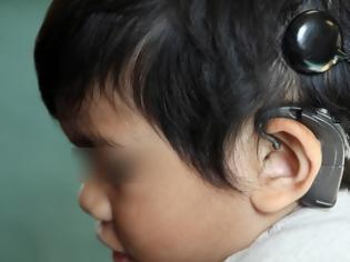 Φωτογραφία για Μικρό ανασφάλιστο παιδί στην Κρήτη ακούει ξανά χάρις στην αγάπη του κόσμου