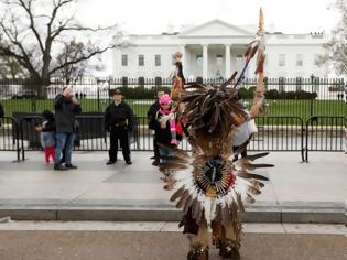 Φωτογραφία για Ιθαγενείς έξω από τον Λευκό Οίκο εναντίον της κατασκευής πετρελαιαγωγού