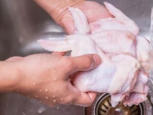 Φωτογραφία για Πλένεις το κοτόπουλο πριν το μαγείρεμα; Μεγάλο λάθος