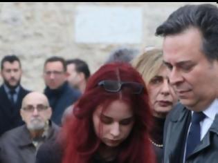 Φωτογραφία για Κηδεία Ευαγγελίας Σαμιωτάκη: Συντετριμμένοι ο γιος και η εγγονή της στο τελευταίο αντίο