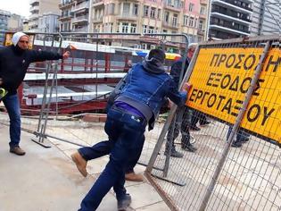 Φωτογραφία για Θεσσαλονίκη: Επεισοδιακή διαμαρτυρία για το δυστύχημα με χειριστή γερανοφόρου στο Μετρό