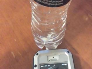 Φωτογραφία για Απίστευτο! Δείτε τι θα συμβεί αν τοποθετήσετε ένα μπουκάλι με νερό δίπλα από το κινητό σας και θα πάθετε πλάκα!