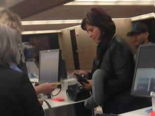 Φωτογραφία για Η φωτογραφία αυτής της γυναίκας στα εισιτήρια του αεροδρομίου, σαρώνει στο διαδίκτυο. Προσέξτε την λίγο καλύτερα και θα καταλάβετε γιατί