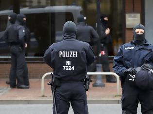Φωτογραφία για Έληξε η ομηρία σε τράπεζα στη Γερμανία - Στα χέρια των αρχών δύο άντρες