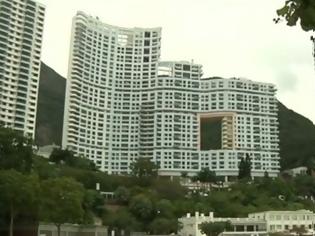 Φωτογραφία για Γιατί οι ουρανοξύστες του Χονγκ Κονγκ έχουν τρύπες...