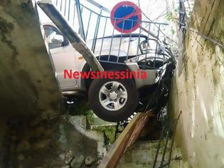 Φωτογραφία για Απίστευτο τροχαίο στη Μεσσηνία - Αυτοκίνητο καρφώθηκε σε σπίτι [photos]