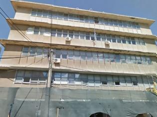 Φωτογραφία για Καταρρέει το κτίριο της εφορίας Χανίων - Κομμάτι σοβά προσγειώθηκε σε ταξί