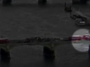 Φωτογραφία για Λονδίνο – Video σοκ: Η ανατριχιαστική στιγμή της επίθεσης στη γέφυρα του Γουεστμίνστερ – Γυναίκα έπεσε στον Τάμεση