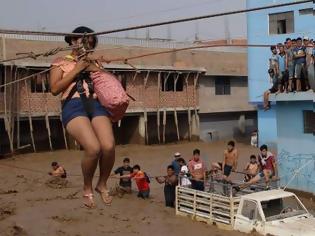 Φωτογραφία για Φρίκη: Πλημμύρισαν τα πάντα στο Περού -Επιπλέουν τα οστά νεκρών
