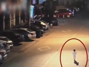 Φωτογραφία για Απίστευτο: Ενα παιδί βρισκόταν μόνο του στο δρόμο και όλοι αδιαφορούσαν - Όταν μόνο ένας διανομέας σταμάτησε να το ρωτήσει γιατί κλαίει... [video]
