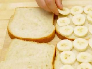Φωτογραφία για Βάζει κομμένες μπανάνες σε ψωμί για τοστ και φτιάχνει την πιο νόστιμη συνταγή που έχετε δοκιμάσει