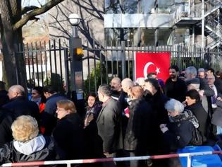 Φωτογραφία για Στις κάλπες οι Τούρκοι της Γερμανίας για το δημοψήφισμα