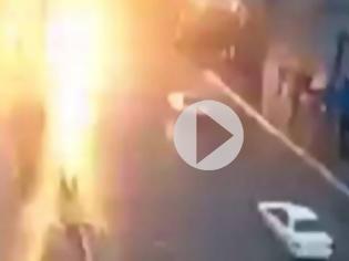 Φωτογραφία για Απίστευτο βίντεο: Κεραυνός χτύπησε αυτοκίνητο εν κινήσει και δείτε τι έγινε