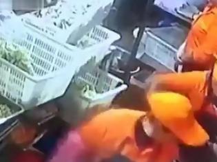 Φωτογραφία για Σοκαριστικό: Eργαζόμενη στη λάντζα μετά από καβγά με συνάδελφό της, την λούζει με βραστό νερό [video]