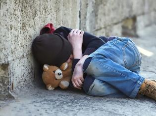 Φωτογραφία για Αποκάλυψη-σοκ από τη UNICEF: Ένα στα δυο Ελληνόπουλα ζει κάτω από το όριο της φτώχειας!