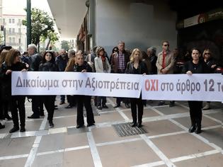 Φωτογραφία για Σιωπηρή Συγκέντρωση Αξιοπρέπειας έξω από το Υπουργείο Εργασίας από τις χήρες Αστυνομικών και Στρατιωτικών για τις Συντάξεις Χηρείας...