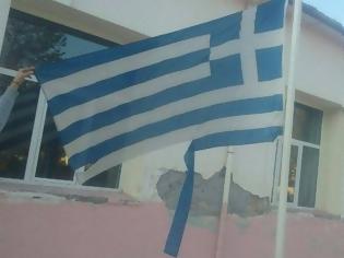 Φωτογραφία για Λαμία: Προσφυγόπουλα έσκισαν την ελληνική σημαία στο σχολείο [photos]