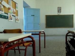 Φωτογραφία για Καθηγήτρια στη Ρόδο έβγαζε τα φρύδια των μαθητών για να τους… τιμωρήσει