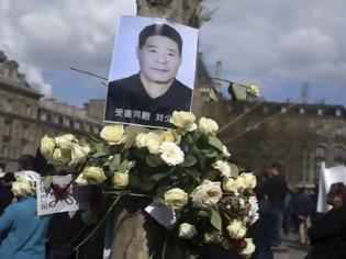 Φωτογραφία για Χιλιάδες Κινέζοι βγήκαν στους δρόμους του Παρισιού για τον θάνατο ομοεθνή τους
