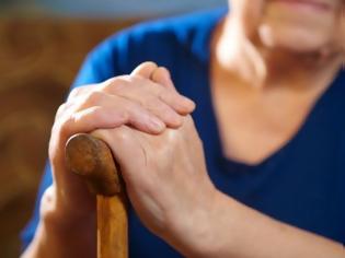 Φωτογραφία για Τροχονόμος εκτός υπηρεσίας έσωσε 70χρονη από τα χέρια ληστή
