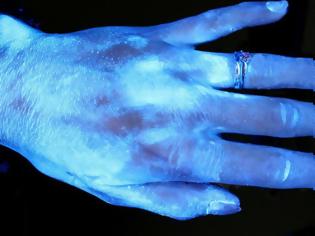 Φωτογραφία για Πλύσιμο χεριών: Πώς φεύγουν τα περισσότερα βακτήρια – Τεστ με υπεριώδες φως