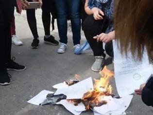 Φωτογραφία για Καίνε τα πτυχία τους έξω από το Υπουργείο Παιδείας