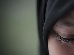 Φωτογραφία για Μητέρα ξύρισε τα μαλλιά της κόρης της επειδή αρνήθηκε να φορέσει ισλαμική μαντίλα