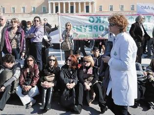 Φωτογραφία για Τετράωρη στάση εργασίας των γιατρών σε Αθήνα και Πειραιά - Συγκέντρωση στο υπουργείο Υγείας