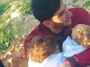 Φωτογραφία για Κλαίει ολόκληρος ο πλανήτης:Συντετριμμένος πατέρας αγκαλιάζει τα νεκρά δίδυμά του μετά την επίθεση με χημικά στη Συρία