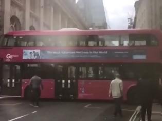 Φωτογραφία για Τρομερό: Λεωφορείο κόλλησε σε κεντρικό δρόμο του Λονδίνου [video]