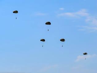 Φωτογραφία για Εντυπωσιακή άσκηση με ρίψη αλεξιπτωτιστών από ελικόπτερο Chinook στις αλυκές Καλλονής Λέσβου
