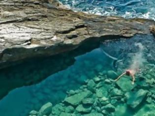 Φωτογραφία για Γκιόλα, η διάφανη λίμνη της Ελλάδας - Μια φυσική πισίνα με πράσινο νερό που τη χωρίζει ένας βράχος από τη θάλασσα [photos]