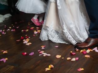 Φωτογραφία για «Χρυσάφι» σε νύφη που τραυματίστηκε στη γαμήλια δεξίωση πατώντας λουλούδια