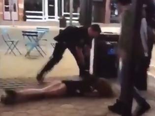 Φωτογραφία για Σοκαριστικό βίντεο: Αστυνομικός ξάπλωσε κάτω 22χρονη φοιτήτρια!