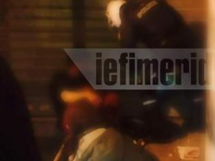 Φωτογραφία για Η στιγμή της σύλληψης τοξικομανούς στη Γερανίου -Νωρίτερα είχε αρπάξει τσάντα στο Κολωνάκι