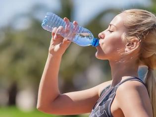Φωτογραφία για 5 περίεργα σημάδια που δείχνουν ότι δεν πίνεις αρκετό νερό