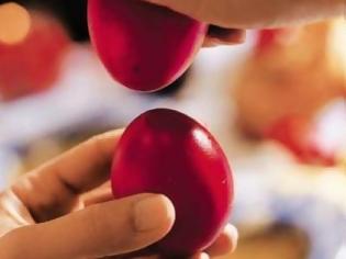 Φωτογραφία για ΧΡΗΣΙΜΟ: Πώς να καθαρίσεις τα κόκκινα αυγά χωρίς να λερωθείς [video]