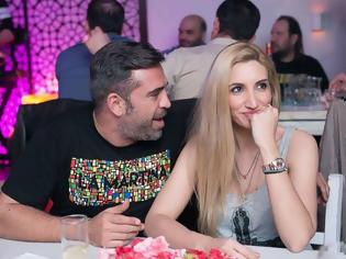 Φωτογραφία για Στέφανος Κωνσταντινίδης: Ερωτευμένος με την σύζυγο του σε σπάνια νυχτερινή έξοδο στον Κώστα Καραφώτη