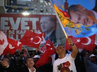 Φωτογραφία για Λαβωμένος βγήκε ο Τούρκος πρόεδρος από τη μάχη του δημοψηφίσματος - Διευρύνονται οι εξουσίες του προέδρου